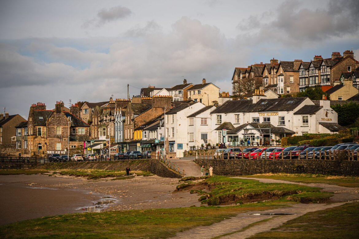 Best Travel Destinations UK Locals Return To Year After Year - ilustracja artykulu
